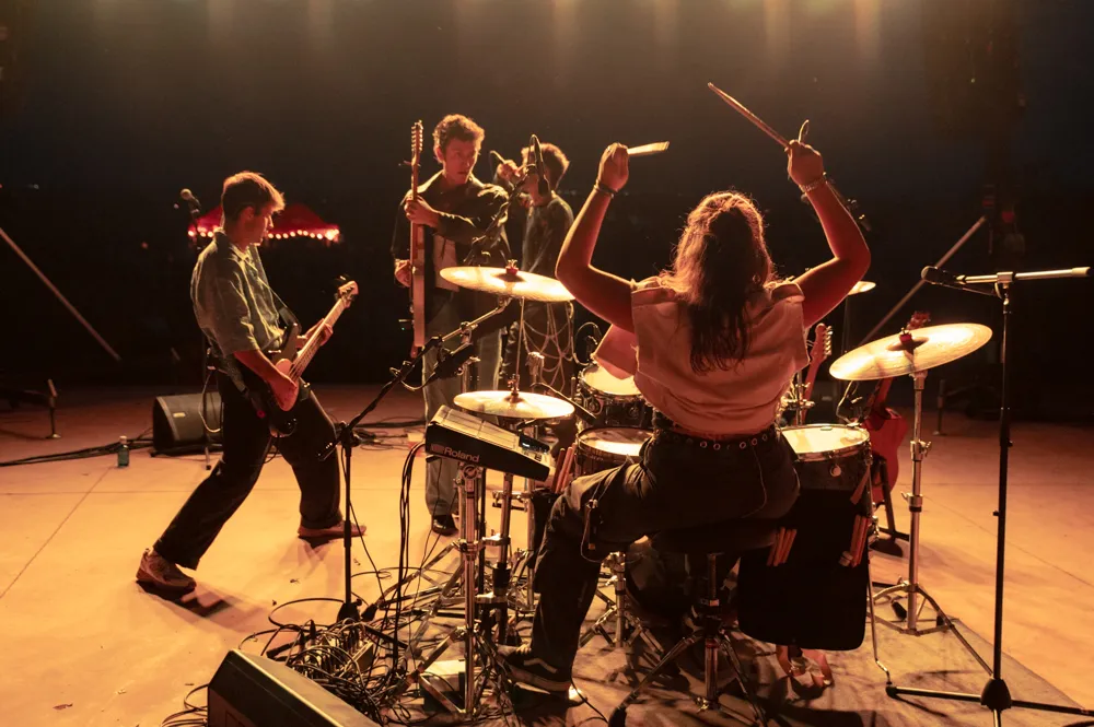 Sira Goyanes tocando la batería en directo junto a su banda